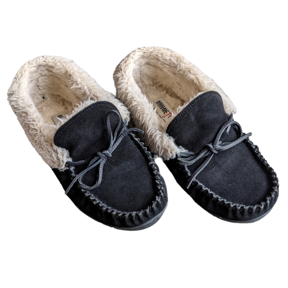 Minnetonka lined suede leather collared moccasin slippers, black and white